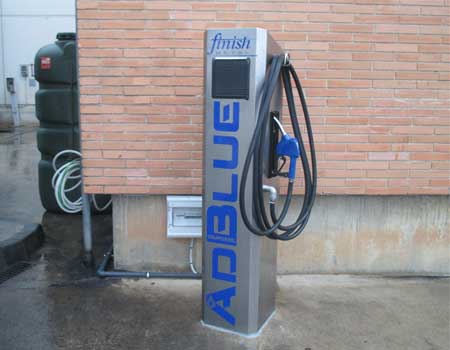 Los servicios de mantenimiento y reparación instalan y reparan surtidores de combustible como el de la foto.