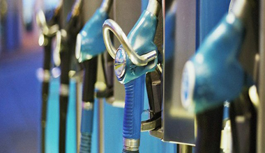 petroleo Surtidores de combustible instalados por una empresa de instalaciones y reparaciones petrolíferas.