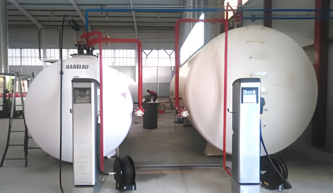 Depósitos de gasolina en una empresa de instalaciones y reparaciones petrolíferas.