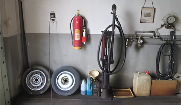 Imagen del interior de un taller de un empresa de instalaciones y reparaciones petrolíferas.